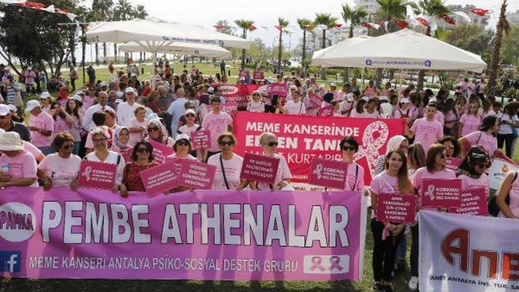 Pembe tişörtleriyle meme kanseri için yürüdüler