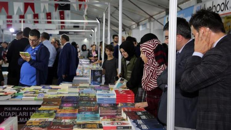 88 yaşında okuma yazma öğrendi, Kitap Günleri etkinliğine katıldı