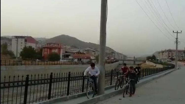 Bisiklet yolunda, elektrik direği engeli