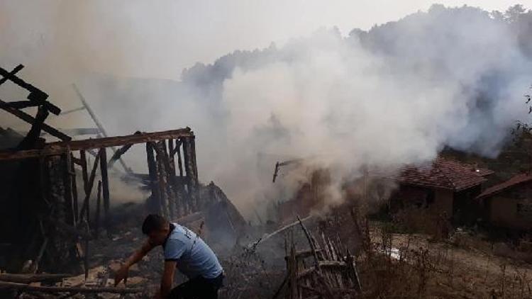 Karabük’te 2 ev yandı