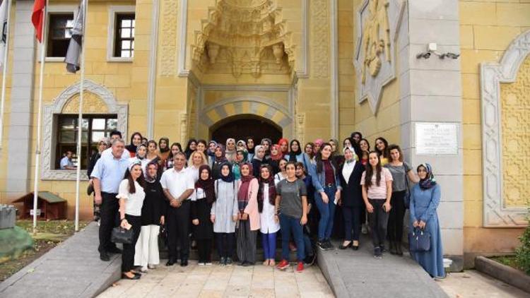Üniversiteli yurt öğrencileri Kent Müzesini gezdi
