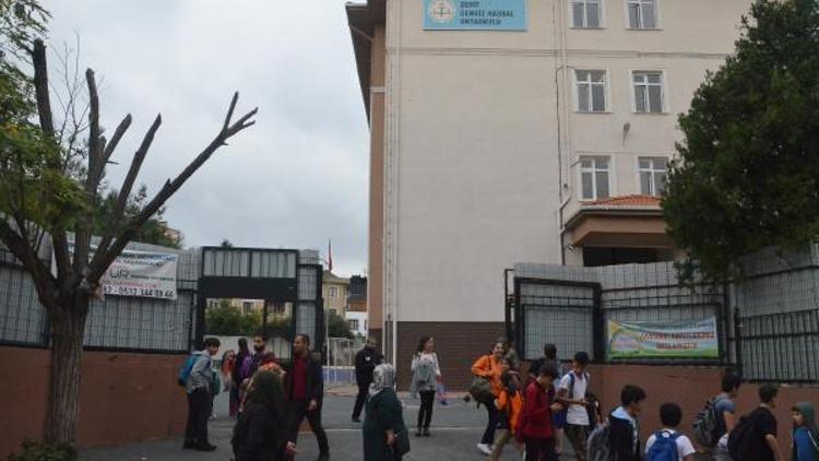 ek fotoğraflar// Ataşehirde feci kaza kamerada: Öğretmen öğrencilerin arasına daldı (2)