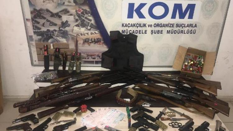 Antalya merkezli suç örgütüne yönelik operasyon: 22 gözaltı