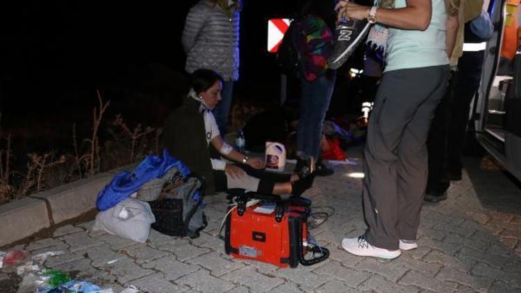 Nemrut Dağından dönen turistleri taşıyan minibüs devrildi: 16 yaralı