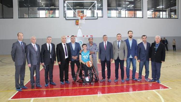 Üniversite, engelli basketbolcuya tekerlekli sandalye hediye etti