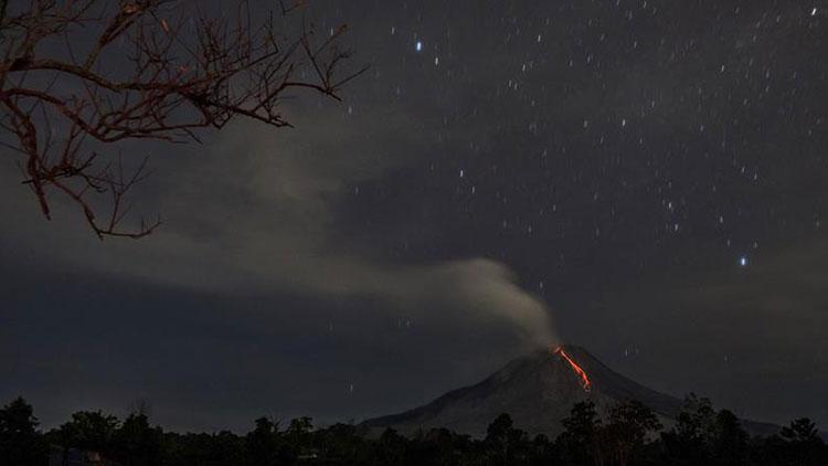 Endonezyada Anak Krakatau Yanardağı art arda patladı