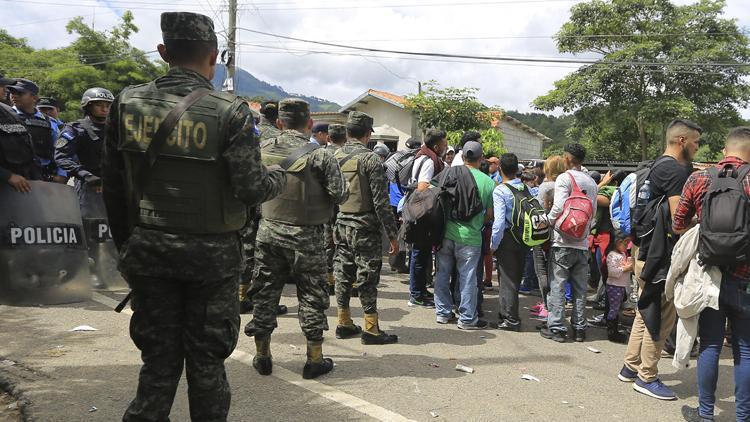Meksika sınıra yüzlerce polis gönderiyor