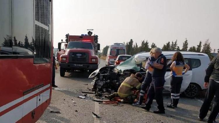 Belediye otobüsüne çarpan hafif ticari aracın sürücüsü öldü