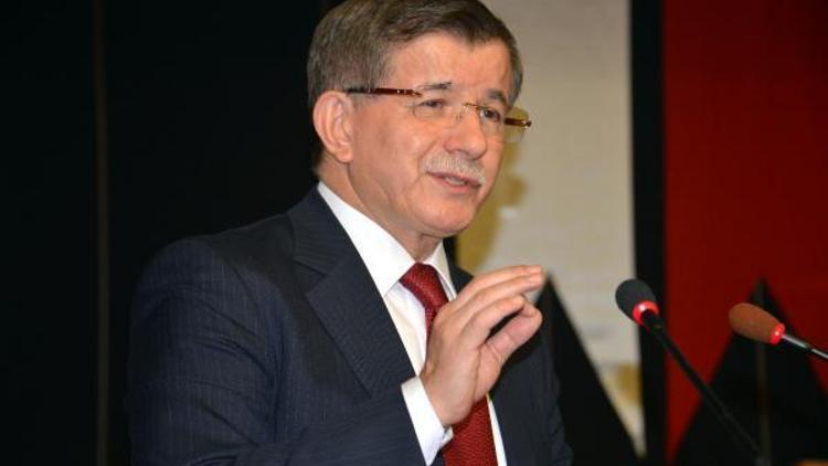 Eski Başbakan Davutoğlu, öğrencilerle buluştu