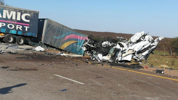 Güney Afrikada trafik kazası: 28 ölü