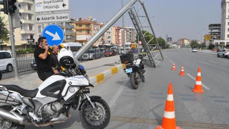 Kamyonun açık unutulan damperi mobese direğini devirdi