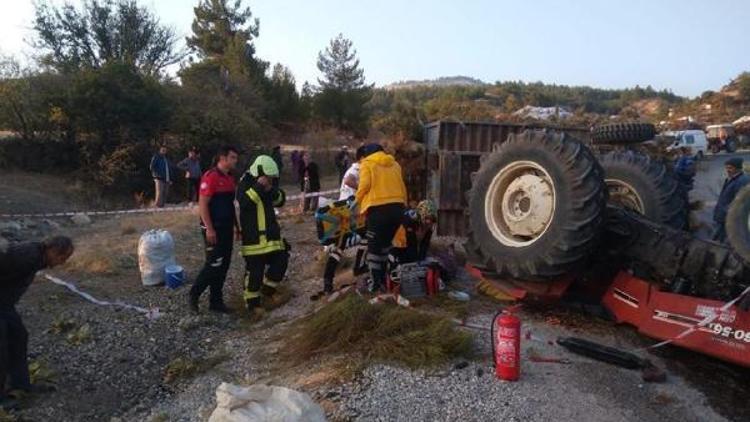 Devrilen traktörün altında kalan sürücü yaralandı, eşi öldü