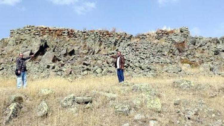 Tunç Çağı kalesine zarar verip, koçbaşlı mezar taşlarını götürdüler