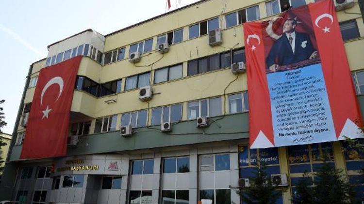 Belediye binasına dev Atatürk ve Andımız pankartı
