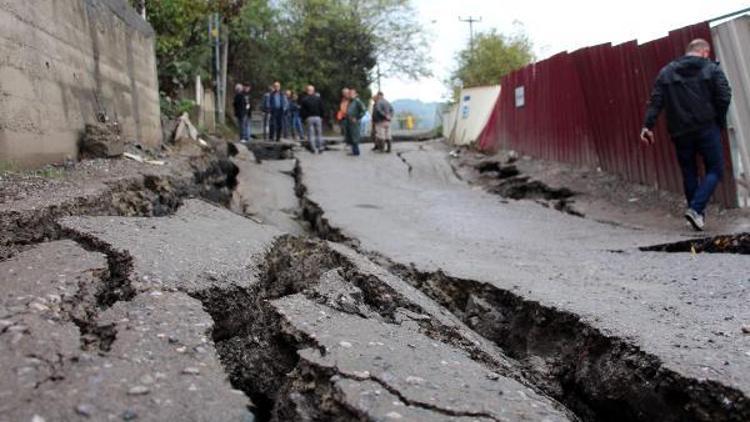 Zonguldakta heyelan nedeniyle yol çöktü