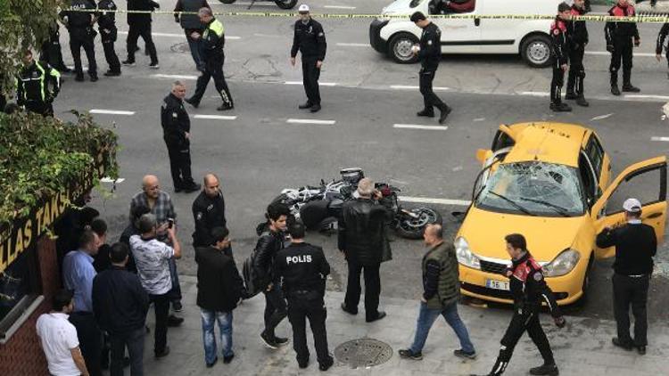Yunusların motosikleti ile taksi çarpıştı: 2 polis ve şoför yaralı