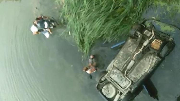 Otomobil, Yeşilırmak Nehrine uçtu: 3 yaralı (2)