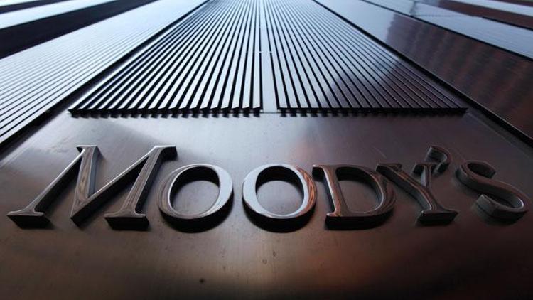 Moodys İtalyanın notunu düşürdü