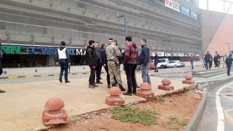Firari asker, silahla mağaza çalışanlarını rehin aldı / Fotoğraf