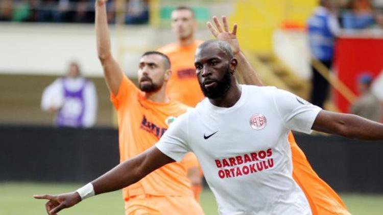 Antalyaspor, maça Barbaros Ortaokulu yazılı formayla çıktı