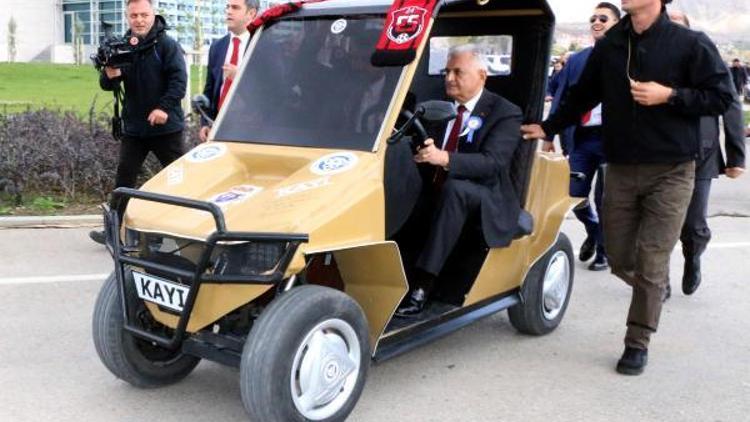 TBMM Başkanı Yıldırım, öğrencilerin yaptığı elektrikli otomobili test etti