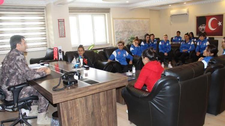 Hakkari Özel Harekat Şubesinden kadın futbolculara destek