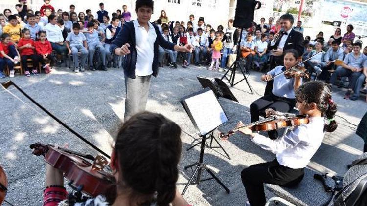 Köy çocuklarından senfonik konser
