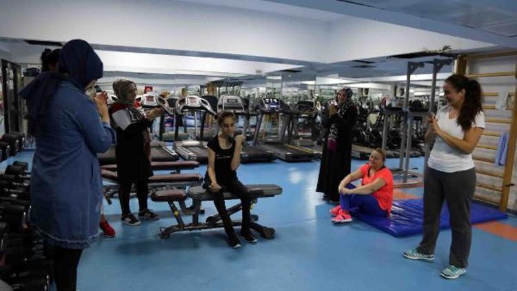 Suriyeli Zeynep emekleyerek geldiği spor salonundan yürüyerek çıktı