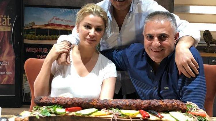 Songül Karlı ve Latif Doğan kebap yedi, türkü söyledi