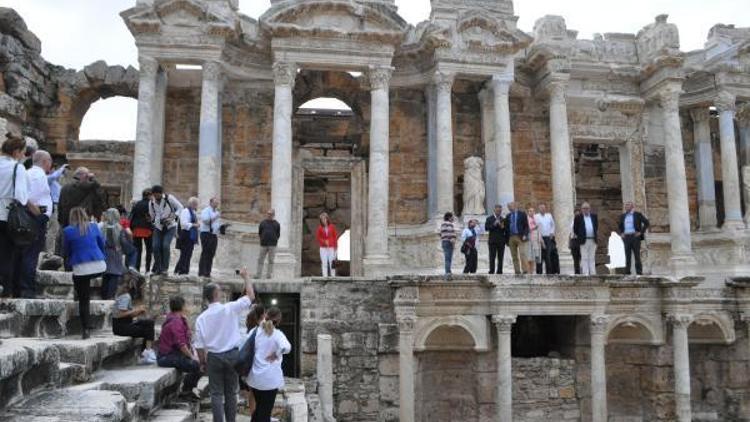İngiltere Büyükelçisi antik tiyatroda İzmir Marşı okudu