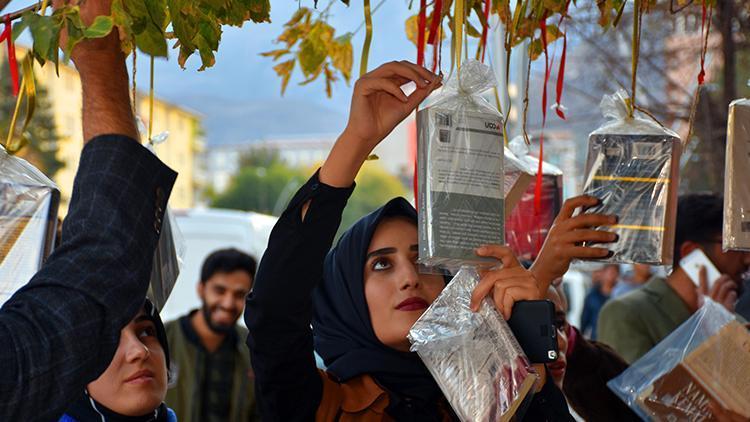 Ağaç dalları kitap açtı