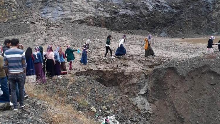 Sincikte yağış nedeniyle yol çöktü