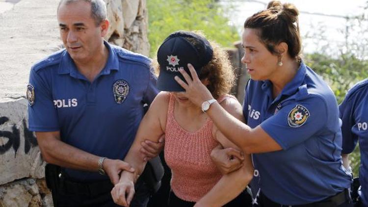 İntihar girişiminde bulunan kadının yüzü, polis kepiyle gizlendi