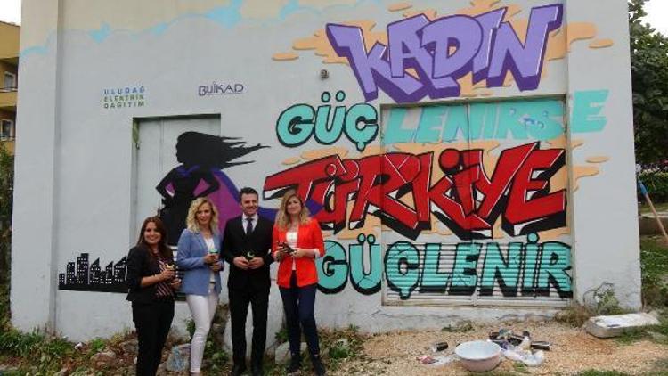 Elektrik trafosu, Kadın güçlenirse Türkiye güçlenir mesajıyla renklendirildi