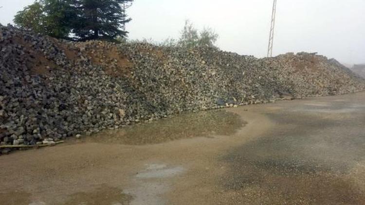 Akşehirde sökülen taşlar, tarihi sokaklarda değerlendiriliyor