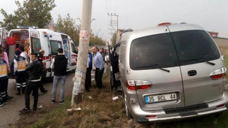 Minibüs elektrik direğine çarptı: 5 yaralı