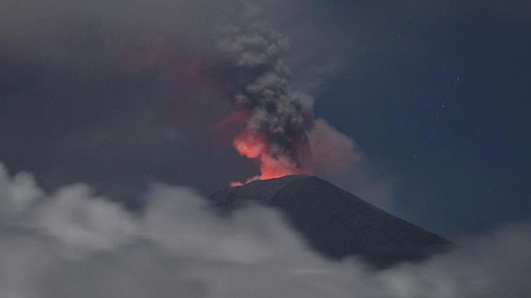 Anak Krakatau Yanardağı art arda patladı