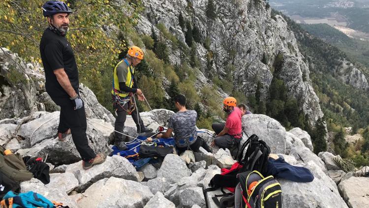 Dağda mahsur kalan keçiler kurtarıldı