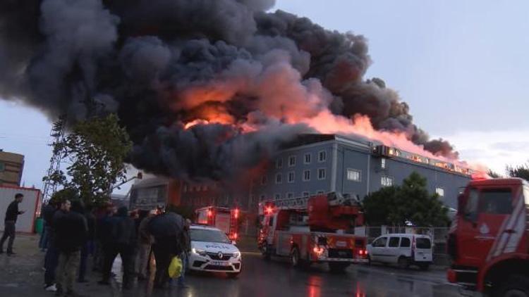 (Geniş haber- ek fotoğraflarla)  Esenyurtta 3 fabrika alev alev yandı