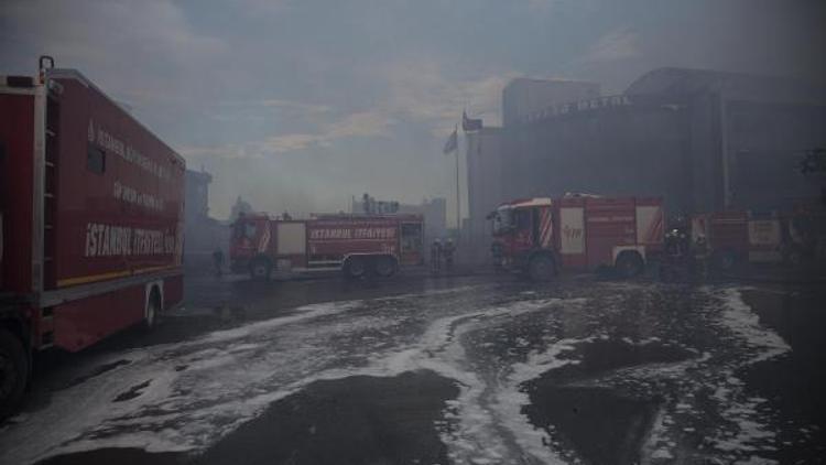 Fotoğraflar// Esenyurtta 3 fabrika alev alev yandı