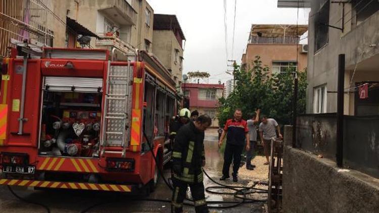 Adana’da şiddetli rüzgarda ağaçlar devrildi, yangın çıktı