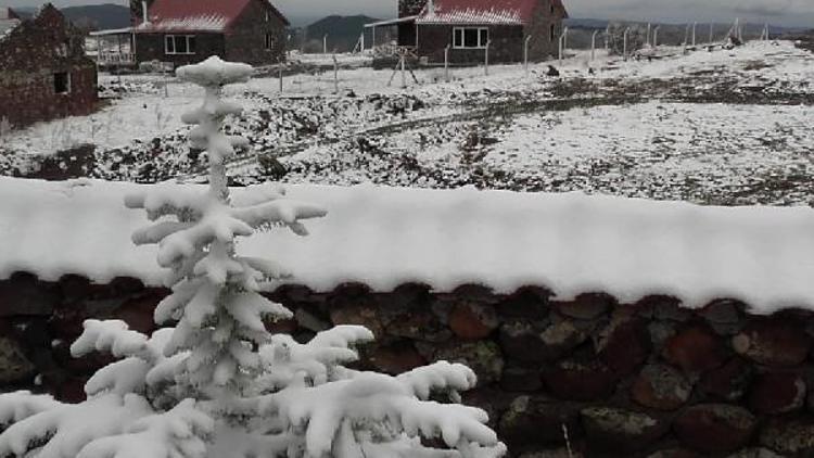 Ankara’ya mevsimin ilk karı yağdı
