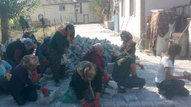 İlçedeki yolların taş döşemesini kadın işçiler yaptı