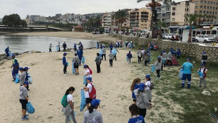 Gönüllü gençler, Aydın Büyükşehir ekipleriyle çevre temizliği yaptı