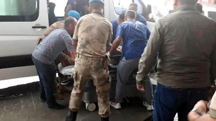 Mersinde askeri araç bariyere çarptı: 7 yaralı