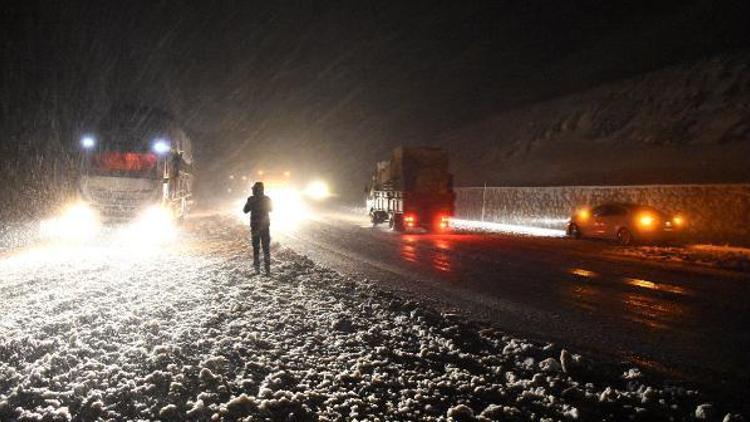 Sivasta kar yağışı ve tipi ulaşımı etkiledi