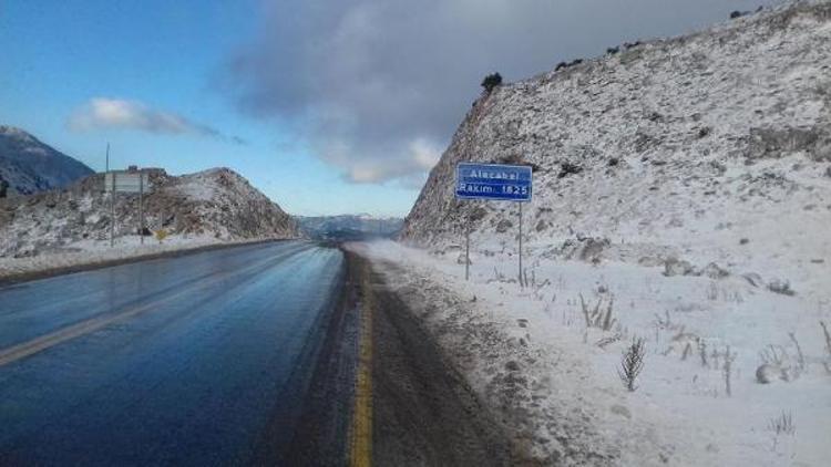 Kar nedeniyle kapanan Akseki- Konya yolu ulaşıma açıldı