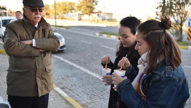 Başkan Gökhan, üniversite öğrencilerine sıcak çorba ikram etti
