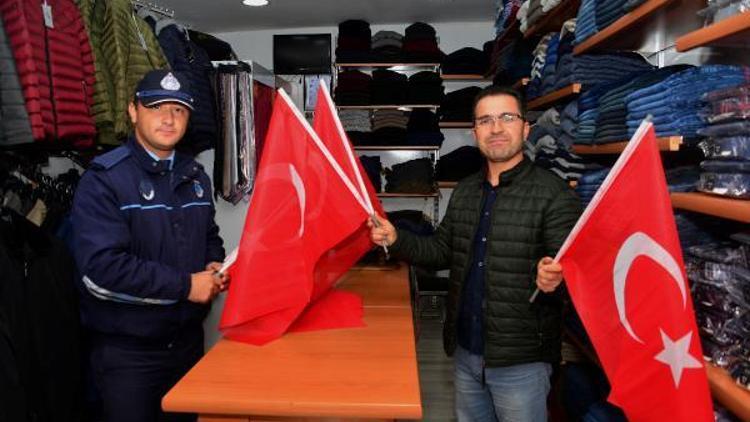 Erbaa Belediyesinden esnaf ve vatandaşlara bayrak hediyesi
