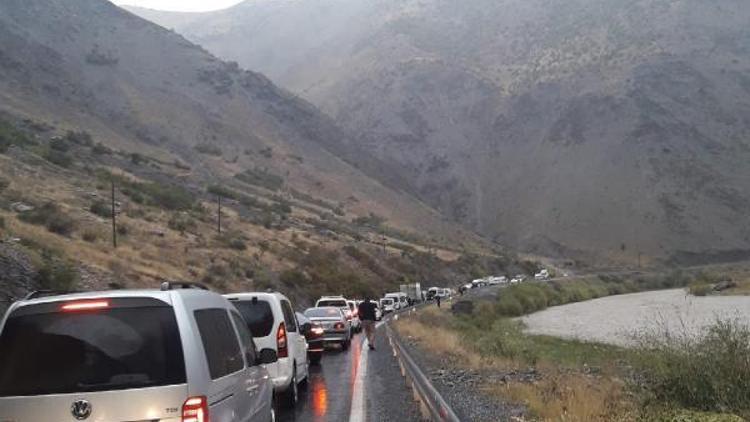 Sel nedeniyle yol çöktü, 2 mezraya ulaşım kesildi (3)